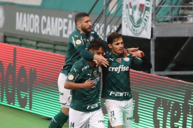(Brezilya Futbol Şampiyonası: Palmeiras ve Fluminense. 24 Temmuz 2021, Sao Paulo, Brezilya: Palmeiras oyuncuları, Brezilya Futbol Şampiyonası 'nın 13. turu için geçerli olan Palmeiras ve Fluminense arasındaki futbol maçında golü kutladılar 