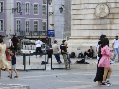 Lizbon 'daki Figueira Meydanı. 22 Temmuz 2021, Lizbon, Portekiz: 22 Temmuz Perşembe günü Lizbon 'un en önemli meydanlarından biri olan Figueira Meydanı' nda insan hareketleri başladı. Burası kaykaycılar tarafından çok sık ziyaret edilir.. 