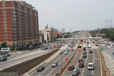  New York 'taki RFK Köprüsü' nde yoğun araç trafiği. 26 Temmuz 2021, New York, ABD: New York 'taki Astoria bölümünde Robert Kennedy Köprüsü üzerinde ağır bir araç hareketi var.