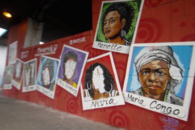 9 siyahi kadının duvar yazılarında vandalizm. 21 Temmuz 2021, Duque de Caxias, Rio de Janeiro, Brezilya: Polis, siyahi kadınlara adanmış dokuz onurlu kişinin yüzleriyle anma törenine beyaz boya sıçratan bir şüpheliyi arıyor 