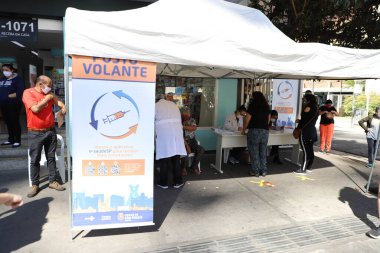 (Sao Paulo 'daki Paulista Bulvarı' nda kurulan çadırda Covid-19 'a karşı aşı. 25 Temmuz 2021, Sao Paulo, Brezilya: İnsanlar 25 Pazar günü Sao Paulo 'da Paulista Bulvarı' nda kurulan bir çadırda Covid-19 'a karşı aşılandı. Belediye Başkanı Ricardo Nunes
