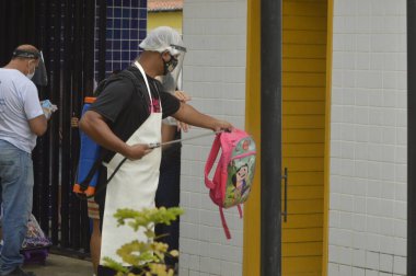 Gençlik Eğitimi için Belediye Merkezi 'nden öğrenciler Ferreira Pinto Galvao' nun postasıyla okula giderken yüz maskesi takıyorlar. 21 Temmuz 2021, Natal, Rio Grande do Norte, Brezilya: Mailde Ferreira Pinto Galvao Belediyesi öğrencileri