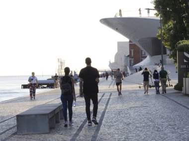 Lizbon Sanat, Mimarlık ve Teknoloji Müzesi 'nde insan dolaşımı. 24 Temmuz 2021, Lizbon, Portekiz: Ziyaretçiler Lizbon 'daki MAAT' a (Sanat, Mimarlık ve Teknoloji Müzesi) gitmek için Avrupa 'nın hoş yaz sıcaklığından faydalanıyorlar