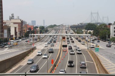  New York 'taki RFK Köprüsü' nde yoğun araç trafiği. 26 Temmuz 2021, New York, ABD: New York 'taki Astoria bölümünde Robert Kennedy Köprüsü üzerinde ağır bir araç hareketi var.