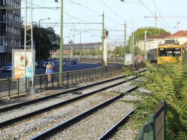 Lisbon 'un görüş alanında hareket var. 22 Temmuz 2021, Lizbon, Portekiz: 22 Temmuz Perşembe günü Lizbon 'daki Alcantara Norte Rıhtımı' nda turistler tarafından uzun zamandır aranan yerlerde hareketlilik. Ayrıca Cais do Sodre istasyonunda Covid-19 'un hızlı test edilmesi için bir çadır bulunmaktadır.