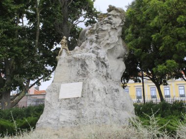 Lizbon 'daki Santa Catarina bakış açısı. 25 Temmuz 2021, Lizbon, Portekiz: Adamastor bakış açısı olarak da bilinen Santa Catarina bakış açısındaki insanların Lizbon 'da Greko-Romen mitolojisinin bir heykeline ev sahipliği yapmasıyla ilgili hareket,