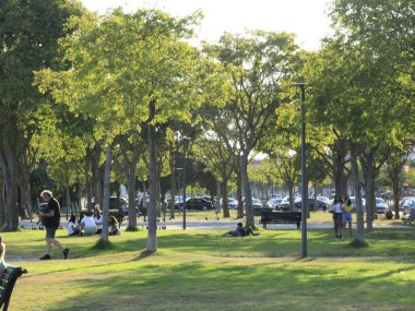 Lizbon Sanat, Mimarlık ve Teknoloji Müzesi 'nde insan dolaşımı. 24 Temmuz 2021, Lizbon, Portekiz: Ziyaretçiler Lizbon 'daki MAAT' a (Sanat, Mimarlık ve Teknoloji Müzesi) gitmek için Avrupa 'nın hoş yaz sıcaklığından faydalanıyorlar