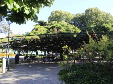 Jardim do Principe Real, Lizbon 'daki yayalar. 23 Temmuz 2021, Lizbon, Portekiz: Coronavirüs salgınının ortasında, 23 Temmuz Cuma günü Lizbon 'da Jardim do Principe Real' deki yaya hareketi. 