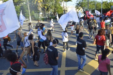 (Başkan Bolsonaro 'nun Natal' daki hükümetine karşı protesto. 24 Temmuz 2021, Natal, Brezilya: Protestocular, Jair Bolsonaro hükümetine karşı, cumhurbaşkanının görevden alınması için, daha fazla aşı ve agai için sendika ve sol hareketlerle bağlantılı protestocular protesto etti