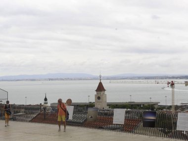 Lizbon 'daki Santa Catarina bakış açısı. 25 Temmuz 2021, Lizbon, Portekiz: Adamastor bakış açısı olarak da bilinen Santa Catarina bakış açısındaki insanların Lizbon 'da Greko-Romen mitolojisinin bir heykeline ev sahipliği yapmasıyla ilgili hareket,