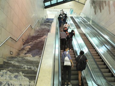 Lizbon 'daki Santa Apolonia ve Rossio istasyonları. 21 Temmuz 2021, Lizbon, Portekiz: 21 Temmuz Çarşamba günü Santa Apolonia ve Rossio istasyonlarında insan dolaşımı başladı. Her ikisi de metro ve tren ulaşımı sunuyor.