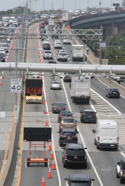  New York 'taki RFK Köprüsü' nde yoğun araç trafiği. 26 Temmuz 2021, New York, ABD: New York 'taki Astoria bölümünde Robert Kennedy Köprüsü üzerinde ağır bir araç hareketi var.