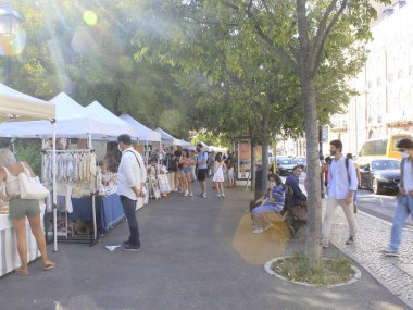 Jardim do Principe Real, Lizbon 'daki yayalar. 23 Temmuz 2021, Lizbon, Portekiz: Coronavirüs salgınının ortasında, 23 Temmuz Cuma günü Lizbon 'da Jardim do Principe Real' deki yaya hareketi. 