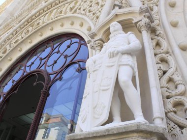 Dom Sebastiao heykelinin bir kopyası Rossio tren istasyonunun önüne yerleştirildi. 21 Temmuz 2021, Lizbon, Portekiz: Bir turist tarafından devrilen Dom Sebastiao heykelinin kopyası,