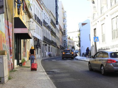 Lisbon 'un toplu taşıma istasyonları yakınında insan dolaşımı. Juny 23, 2021, Lizbon, Portekiz: Coronavirus salgını sırasında, Portekiz 'in Lizbon kentindeki toplu taşıma istasyonları yakınlarında insan dolaşımı