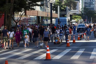 Paulista Caddesi, Sao Paulo 'da. 25 Temmuz 2021, Sao Paulo, Brezilya: Paulista Bulvarı 'nda 25 Temmuz Pazar günü, Sao Paulo' da, geçen hafta sonu halka yeniden açıldı.. 