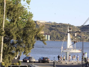 Lizbon Sanat, Mimarlık ve Teknoloji Müzesi 'nde insan dolaşımı. 24 Temmuz 2021, Lizbon, Portekiz: Ziyaretçiler Lizbon 'daki MAAT' a (Sanat, Mimarlık ve Teknoloji Müzesi) gitmek için Avrupa 'nın hoş yaz sıcaklığından faydalanıyorlar