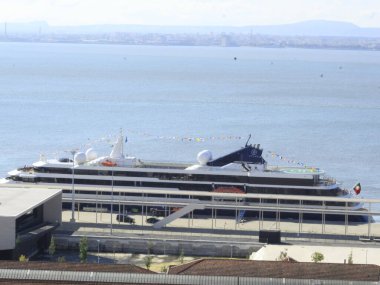 (ÇIKLAR LISBON PORT 'A DÖNÜŞTÜ. Jully 26.2021 Lizbon, Portekiz: İlk yolcu gemisi bu Pazartesi sabahı Lizbon Limanı 'na vardı 