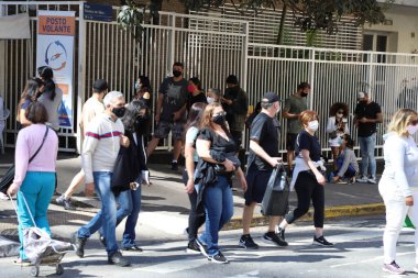 (Sao Paulo 'daki Paulista Bulvarı' nda kurulan çadırda Covid-19 'a karşı aşı. 25 Temmuz 2021, Sao Paulo, Brezilya: İnsanlar 25 Pazar günü Sao Paulo 'da Paulista Bulvarı' nda kurulan bir çadırda Covid-19 'a karşı aşılandı. Belediye Başkanı Ricardo Nunes