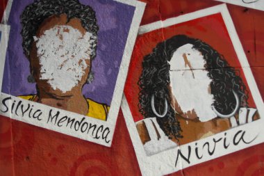 9 siyahi kadının duvar yazılarında vandalizm. 21 Temmuz 2021, Duque de Caxias, Rio de Janeiro, Brezilya: Polis, siyahi kadınlara adanmış dokuz onurlu kişinin yüzleriyle anma törenine beyaz boya sıçratan bir şüpheliyi arıyor 