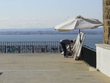 Lizbon 'daki Santa Luzia bakış açısı. 26 Temmuz 2021 Lizbon, Portekiz: Lizbon 'a panoramik açıdan bakabileceğiniz Santa Luzia bakış açısı, insanların bakış açısı etrafında büyük bir hareket var