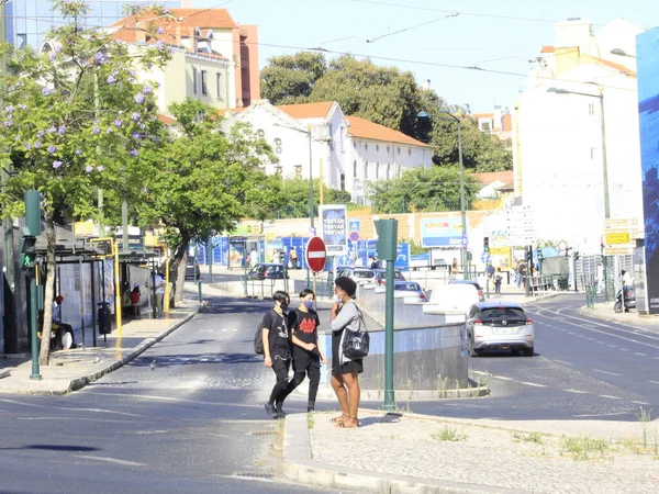 Κυκλοφορία Προσώπων Κοντά Στους Σταθμούς Δημόσιων Συγκοινωνιών Της Λισαβόνας Ιουνίου — Φωτογραφία Αρχείου