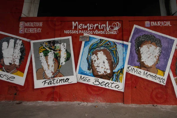 9名黑人妇女纪念涂鸦中的志愿主义 2021年7月21日 巴西里约热内卢 卡西亚斯公爵 警方正在寻找一名嫌犯 此人在纪念碑上涂了白漆 他的脸是9个献给黑人妇女的荣誉 — 图库照片