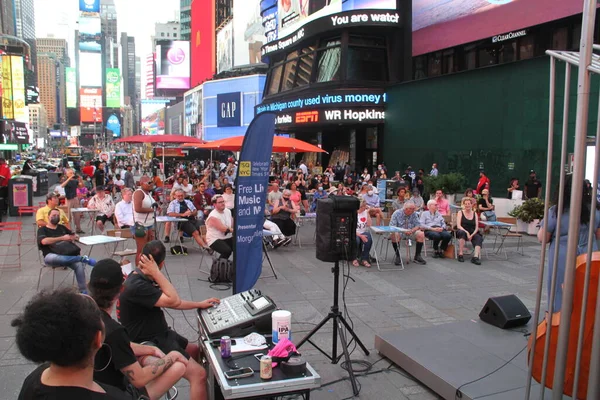 Times Meydanı 'nda Bedava Canlı Müzik. 22 Temmuz 2021, New York, ABD: Ashley Pezzotti Free Live Music sırasında ve daha çok Morgan Stanley tarafından sunulan Times Meydanı 'nda New York' u kutlamak amacıyla sahne aldı..