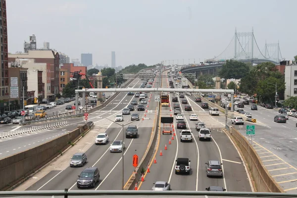 ニューヨークのRfkブリッジ上の車両の重いトラフィック 2021年7月26日米国ニューヨーク州 ニューヨークのアストリア地区にあるロバート ケネディ橋では 自動車の激しい動きが見られます — ストック写真