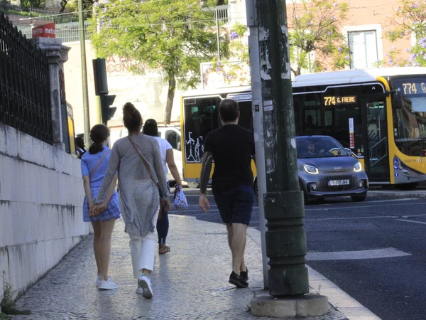 Κυκλοφορία Προσώπων Κοντά Στους Σταθμούς Δημόσιων Συγκοινωνιών Της Λισαβόνας Ιουνίου — Φωτογραφία Αρχείου