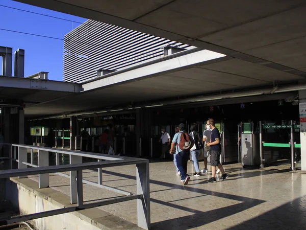 リスボン駅の人々の動きカイザス地区へ 7月26 2021 リスボン ポルトガル リスボン駅の人々の動きは 月曜日にポルトガルの海岸 カシアスビーチの地区につながるストレッチ — ストック写真