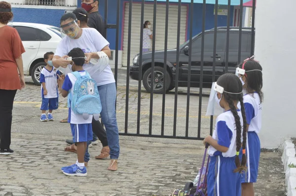 Студенты Муниципального Центра Дошкольного Воспитания Майлде Феррейра Пинто Гальвао Носят — стоковое фото