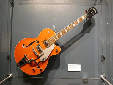 Grammy Müzesi LA -- bir ikonik haraç. 28 Temmuz 2021, Los Angeles, CA, ABD: Kuzey Amerika 'dan gelen ziyaretçiler Los Angeles Grammy Müzesi' nin kayıt endüstrisinin tarihi dönüm noktalarını vurgulayan canlı sergilerine akın ediyorlar