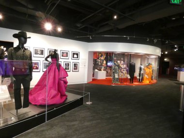 Grammy Müzesi LA -- bir ikonik haraç. 28 Temmuz 2021, Los Angeles, CA, ABD: Kuzey Amerika 'dan gelen ziyaretçiler Los Angeles Grammy Müzesi' nin kayıt endüstrisinin tarihi dönüm noktalarını vurgulayan canlı sergilerine akın ediyorlar