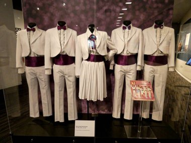 Grammy Müzesi LA -- bir ikonik haraç. 28 Temmuz 2021, Los Angeles, CA, ABD: Kuzey Amerika 'dan gelen ziyaretçiler Los Angeles Grammy Müzesi' nin kayıt endüstrisinin tarihi dönüm noktalarını vurgulayan canlı sergilerine akın ediyorlar