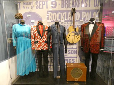 Grammy Müzesi LA -- bir ikonik haraç. 28 Temmuz 2021, Los Angeles, CA, ABD: Kuzey Amerika 'dan gelen ziyaretçiler Los Angeles Grammy Müzesi' nin kayıt endüstrisinin tarihi dönüm noktalarını vurgulayan canlı sergilerine akın ediyorlar