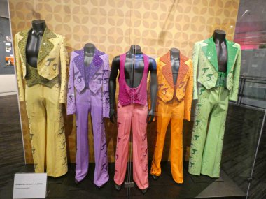 Grammy Müzesi LA -- bir ikonik haraç. 28 Temmuz 2021, Los Angeles, CA, ABD: Kuzey Amerika 'dan gelen ziyaretçiler Los Angeles Grammy Müzesi' nin kayıt endüstrisinin tarihi dönüm noktalarını vurgulayan canlı sergilerine akın ediyorlar