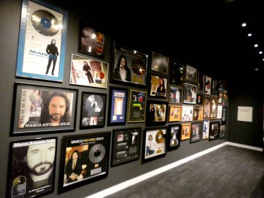 Grammy Müzesi LA -- bir ikonik haraç. 28 Temmuz 2021, Los Angeles, CA, ABD: Kuzey Amerika 'dan gelen ziyaretçiler Los Angeles Grammy Müzesi' nin kayıt endüstrisinin tarihi dönüm noktalarını vurgulayan canlı sergilerine akın ediyorlar