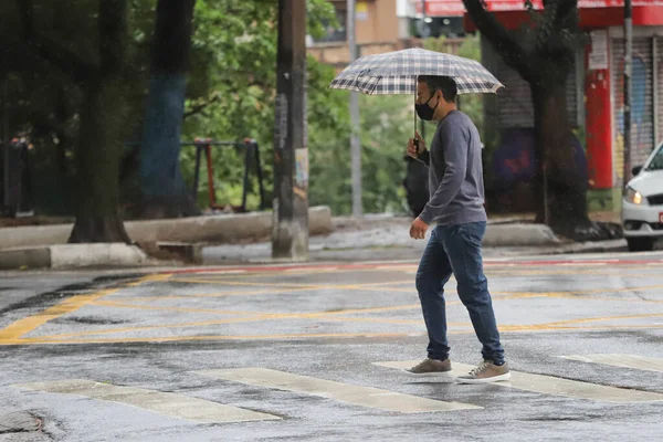 Fußgänger Schützen Sich Sao Paulo Vor Regen Und Kälte Juli — Stockfoto