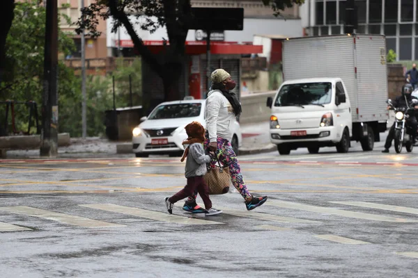 Pedestrians Protect Themselves Rainfall Cold Sao Paulo July 2021 Sao — Stock Photo, Image