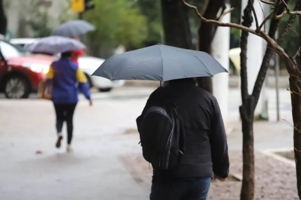 Πεζοί Προστατεύονται Από Βροχοπτώσεις Και Κρύο Στο Σάο Πάολο Ιουλίου — Φωτογραφία Αρχείου