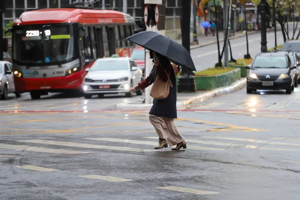 Los Peatones Protegen Lluvia Frío Sao Paulo Julio 2021 Sao — Foto de Stock