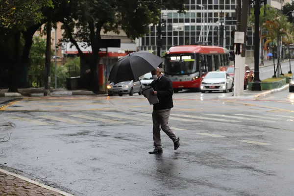 Πεζοί Προστατεύονται Από Βροχοπτώσεις Και Κρύο Στο Σάο Πάολο Ιουλίου — Φωτογραφία Αρχείου