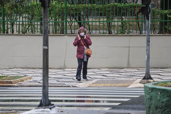 圣保罗的行人保护自己不受降雨和寒冷的影响 2021年7月28日 巴西圣保罗 与强烈的极地气团有关的是 新的冷锋的推进将降低南方的气温 — 图库照片