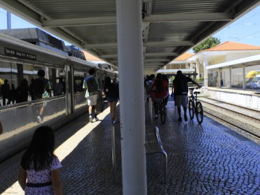 29 Temmuz 2021, Lizbon, Portekiz: Lizbon 'daki bir tren istasyonunda, Portekiz sahillerinde en çok aranan plajlardan bazılarının Avrupa yazı boyunca yoğunlaştığı Cascais ilçesine hareket