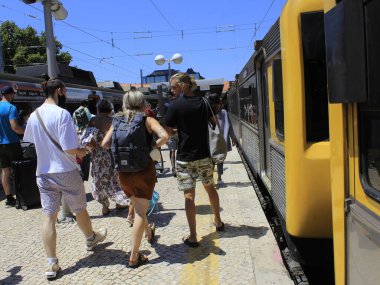 29 Temmuz 2021, Lizbon, Portekiz: Lizbon 'daki bir tren istasyonunda, Portekiz sahillerinde en çok aranan plajlardan bazılarının Avrupa yazı boyunca yoğunlaştığı Cascais ilçesine hareket
