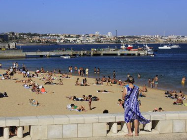 Bathers movement on Ribeira beach, in Cascais. July 29, 2021, Cascais, Portugal: Sunny day with pleasant temperature takes bathers to Ribeira beach, which is in center of Cascais, in metropolitan region of Lisbon, on Thursday (29).  