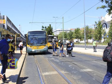29 Temmuz 2021, Lizbon, Portekiz: Lizbon 'daki bir tren istasyonunda, Portekiz sahillerinde en çok aranan plajlardan bazılarının Avrupa yazı boyunca yoğunlaştığı Cascais ilçesine hareket