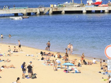 Bathers movement on Ribeira beach, in Cascais. July 29, 2021, Cascais, Portugal: Sunny day with pleasant temperature takes bathers to Ribeira beach, which is in center of Cascais, in metropolitan region of Lisbon, on Thursday (29).  