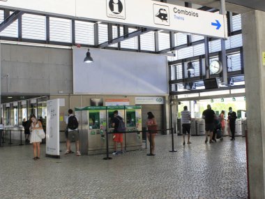 29 Temmuz 2021, Lizbon, Portekiz: Lizbon 'daki bir tren istasyonunda, Portekiz sahillerinde en çok aranan plajlardan bazılarının Avrupa yazı boyunca yoğunlaştığı Cascais ilçesine hareket